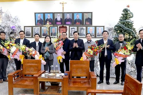 Thăm và tặng quà các linh mục trên địa bàn huyện Thanh Thủy