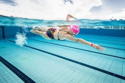 Phương pháp thả lỏng khi mới bắt đầu học bơi