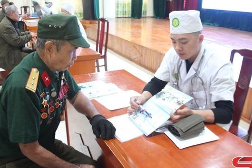 Khám, cấp phát thuốc miễn phí và tặng quà cho nạn nhân bị ảnh hưởng chất độc da cam/Dioxin