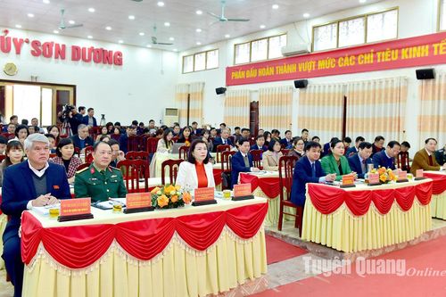 Đồng chí Phạm Thị Minh Xuân, Phó Chủ tịch Thường trực HĐND tỉnh dự Kỳ họp thứ 7, HĐND huyện Sơn Dương