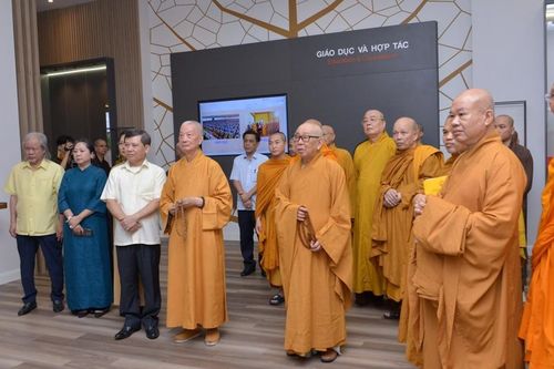 Chư vị Trưởng lão lãnh đạo Giáo hội sách tấn Tăng Ni trẻ, thăm khai trương Thư viện Trí Quảng
