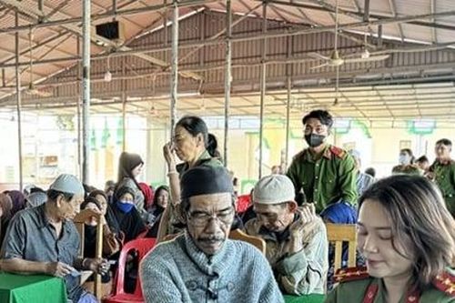 Gần 400 người dân đồng bào Chăm hoàn cảnh khó khăn được chăm sóc sức khỏe miễn phí