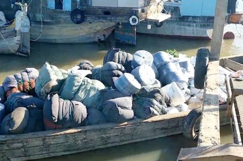 Phát hiện gần 12 tấn phế liệu không rõ nguồn gốc tại khu vực biên giới