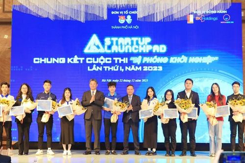 Sinh viên Đại học Bách Khoa Hà Nội đạt giải Nhất 'Bệ phóng khởi nghiệp' với viên nén sinh khối bã cafe