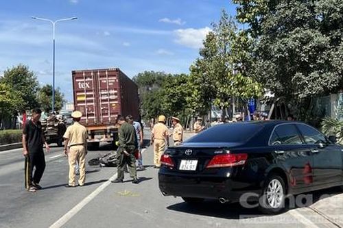 Xe máy quẹt đuôi xe Camry rồi ngã vào gầm container, một người bị cán tử vong