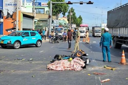 Thanh niên đi xe máy tử vong sau khi tông vào hông xe tải đang qua đường