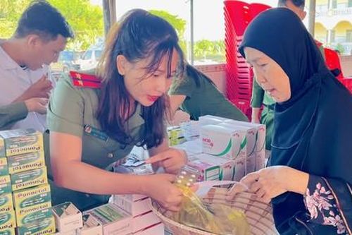 Công an tỉnh An Giang khám bệnh và cấp thuốc cho hàng trăm người dân
