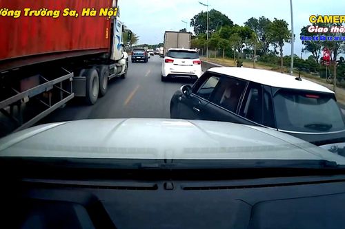 Tài xế 'hổ báo' thách thức, chặn đầu ô tô giữa đường