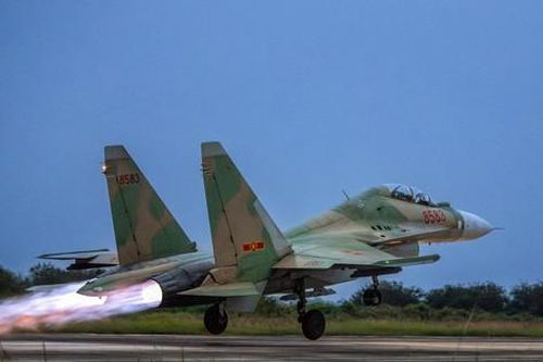 Chiêm ngưỡng 'hổ mang chúa' SU-30MK2 xuất kích huấn luyện bay đêm