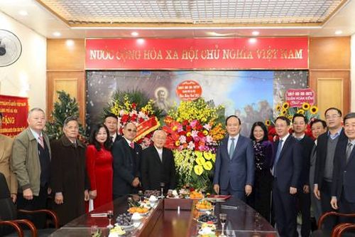 Đồng chí Nguyễn Ngọc Tuấn chúc mừng Ủy ban Đoàn kết Công giáo Việt Nam thành phố nhân dịp lễ Giáng sinh