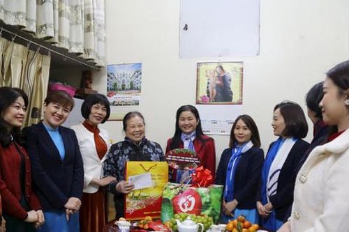 Hội Phụ nữ chúc mừng Ủy ban Đoàn kết Công giáo nhân dịp Giáng sinh