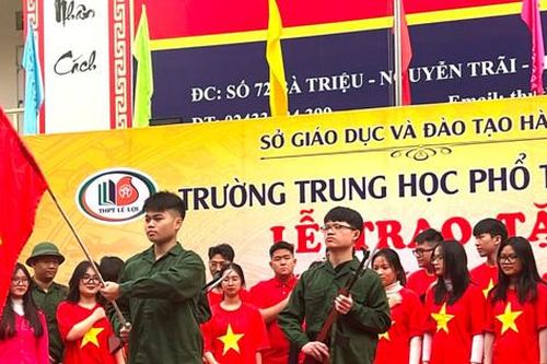 Học sinh Hà Nội trao 3.500 lá cờ Tổ quốc tặng quân dân huyện đảo Trường Sa