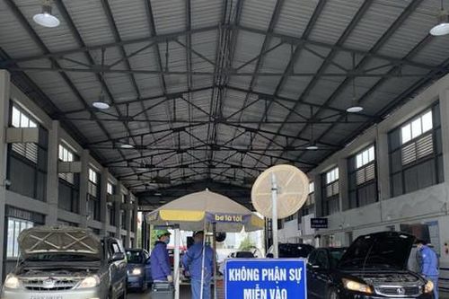 Tái diễn cảnh phương tiện xếp hàng dài chờ đăng kiểm