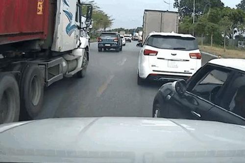 Liên tục chèn ép, giành đường với xe khác, hành động sau đó của tài xế ô tô càng khiến người xem bức xúc