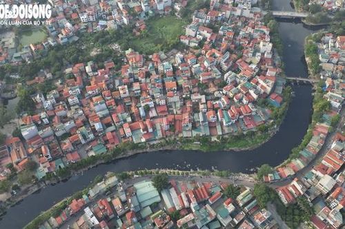 Sông Nhuệ ô nhiễm trầm trọng chảy quanh Hà Nội, vì sao khó xử lý?