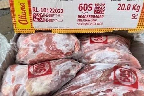 Kho hàng 'cửa đóng then cài' bán hàng trăm đơn thực phẩm hôi thối