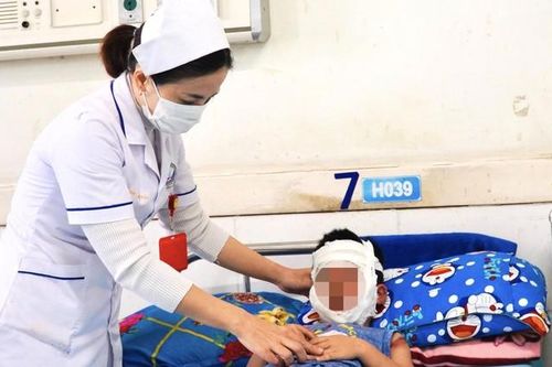 Chơi với bóng bay hình ông già Noel, bé trai 4 tuổi bỏng mặt