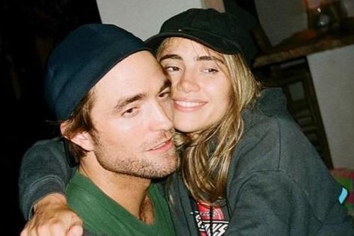 'Edward Chạng Vạng' Robert Pattinson chính thức đính hôn, sắp đón 'em bé vampire'