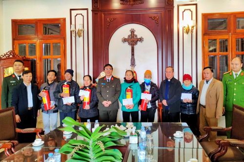 Công an huyện Ứng Hòa: Tặng quà, động viên các gia đình giáo dân có hoàn cảnh khó khăn