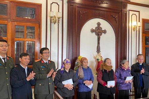 Công an huyện Ứng Hòa tặng bình PCCC cho giáo xứ, giáo dân dịp Giáng sinh