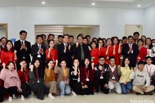 Thủ tướng Phạm Minh Chính thăm Công ty Hana Micron Vina