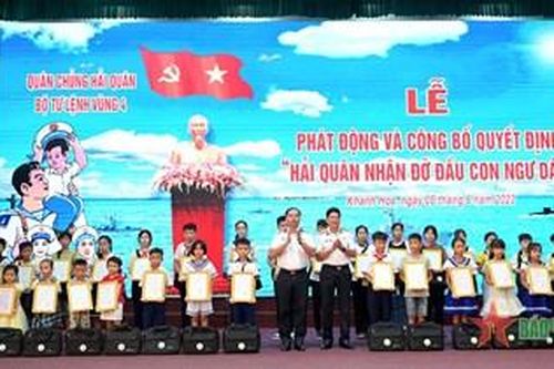 Giúp con ngư dân tiếp tục đến trường