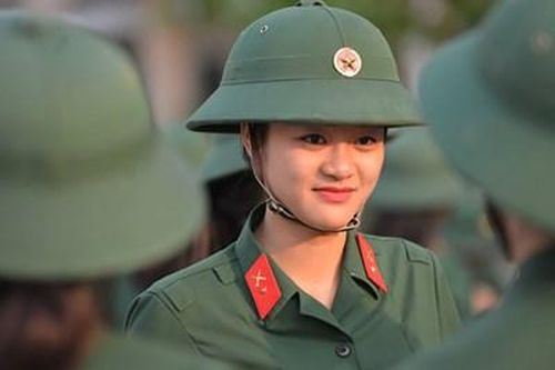 'Cô bộ đội nhỏ' của xóm