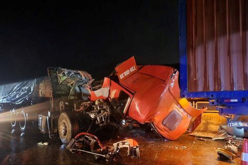 Giải cứu tài xế bị mắc kẹt