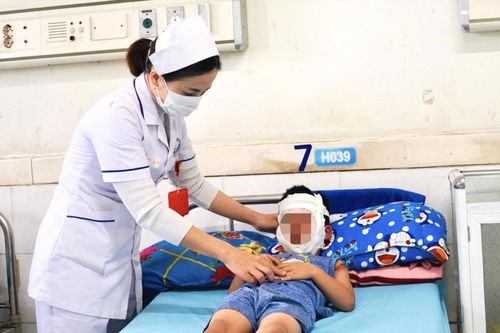 Bé trai 4 tuổi bị bỏng nặng vùng mặt do bóng bay phát nổ