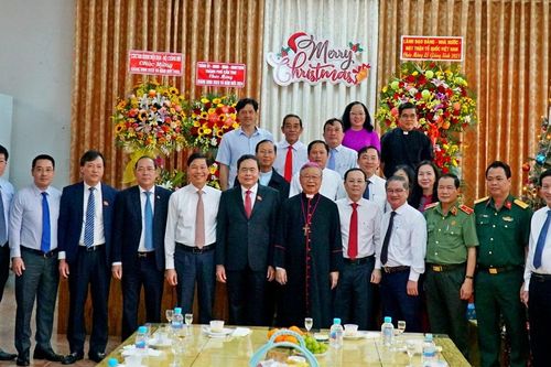 Phó Chủ tịch Thường trực Quốc hội Trần Thanh Mẫn chúc mừng Lễ Giáng sinh tại Tòa Giám mục Cần Thơ