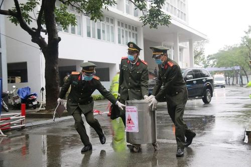 Đội mưa diễn tập ứng phó rò rỉ phóng xạ hạt nhân tại bệnh viện ở Huế