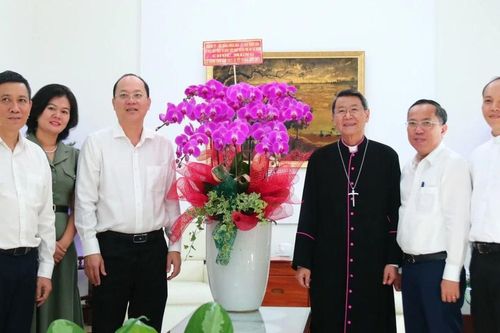 Lãnh đạo TPHCM thăm, chúc mừng Giám mục chính tòa Giáo phận Mỹ Tho