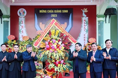 Thủ tướng Phạm Minh Chính chúc mừng các linh mục và đồng bào công giáo tại Giáo xứ Bắc Giang