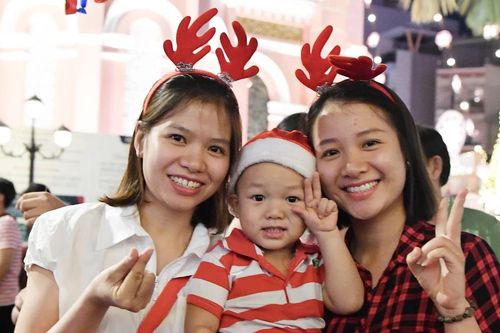 TPHCM: Không khí Giáng sinh rộn ràng khắp các nẻo đường