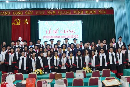Trường Đại học Luật Hà Nội trao bằng cử nhân cho 53 học viên tại Vĩnh Phúc