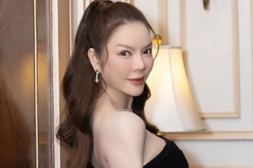 Lý Nhã Kỳ gợi cảm, nổi bật trong tiệc Giáng sinh bên bạn bè