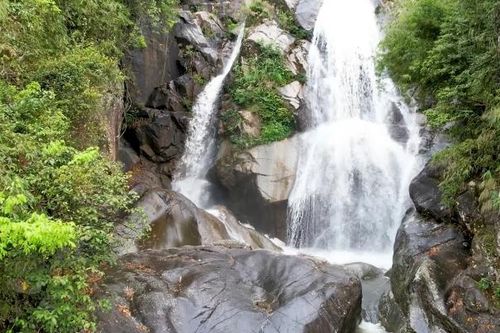 Sửng sốt trước vẻ đẹp hùng vĩ, hoang sơ của thác Khe Vằn Bình Liêu