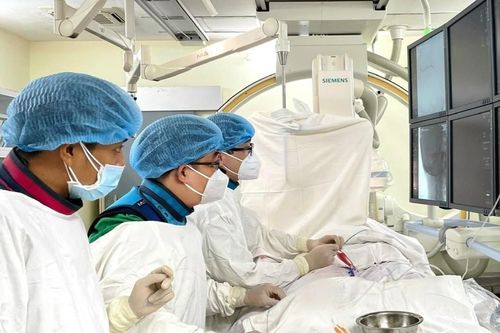 Mâu thuẫn lúc chơi đá bóng, nam sinh bị bạn đâm nguy kịch