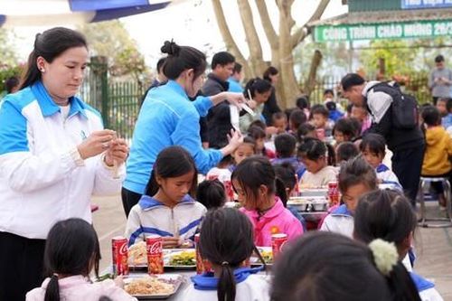 Tuổi trẻ Hải Phòng nấu ăn, tặng máy tính cho trẻ em tỉnh Điện Biên