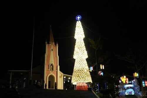 Cây thông Noel làm từ 1.300 nón lá lung linh huyền ảo trong đêm