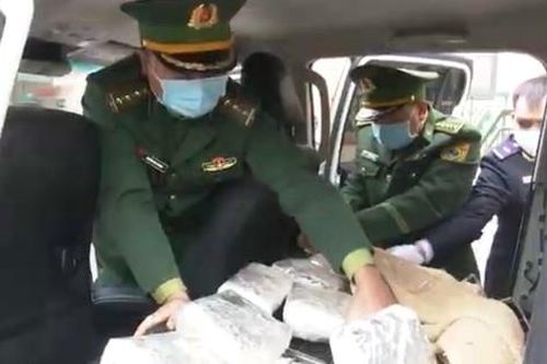 Đối tượng người nước ngoài mang súng áp tải hơn 21 kg ma túy qua biên giới