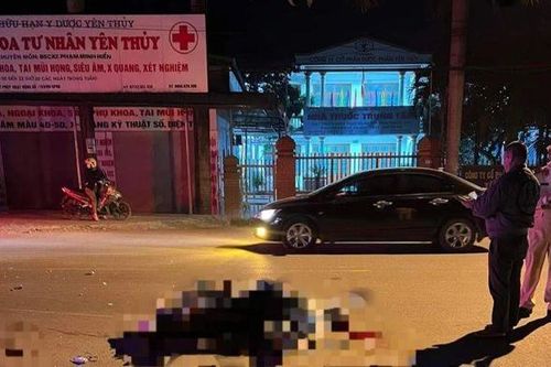 Xe máy va chạm ô tô, 2 người tử vong