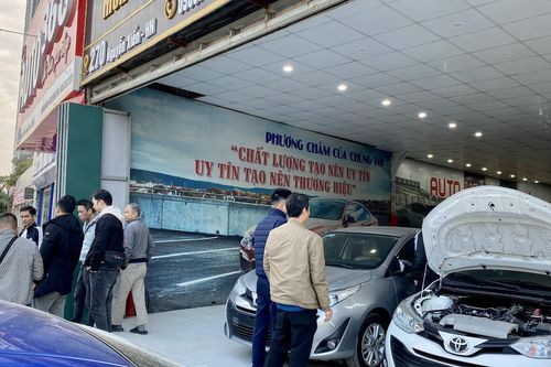 Giá ô tô cũ 'rớt thảm', dân buôn xe gồng mình chịu lỗ