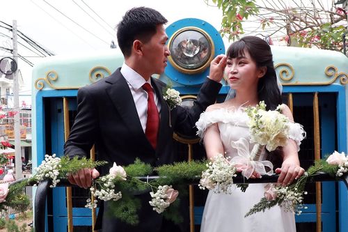 Đám cưới gây chú ý trên tàu hỏa ở Đà Lạt: Cô dâu chú rể kể chuyện tình lãng mạn