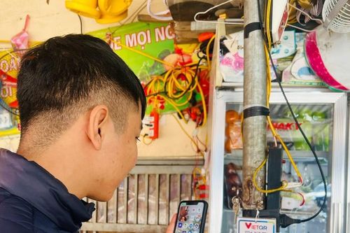 Người dân Cao Bằng dần quen với thanh toán không dùng tiền mặt