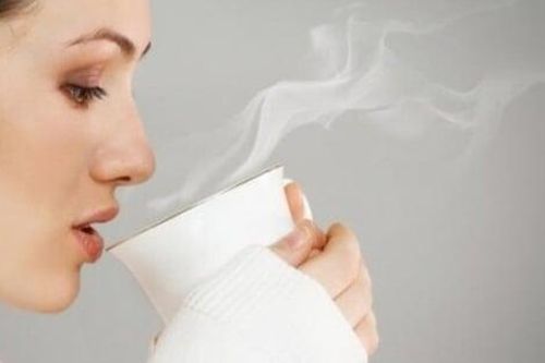 Mùa lạnh uống nước ấm tốt cho sức khỏe nhưng tránh 3 điều