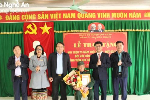 Chủ nhiệm Ủy ban Kiểm tra Tỉnh ủy trao Huy hiệu 75 năm tuổi Đảng cho đảng viên lão thành