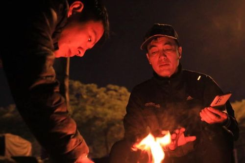 Hình ảnh người Hà Nội trong đêm Đông giá lạnh