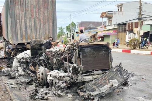 Xe đầu kéo chở container hạt điều bị cháy rụi khi đang lưu thông
