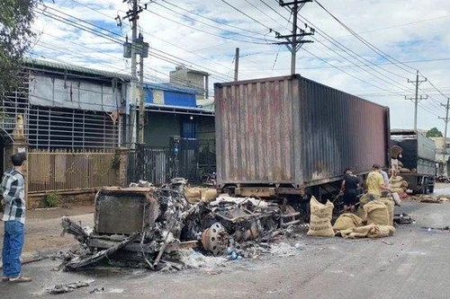 Bình Phước: Xe đầu kéo chở container bị cháy rụi khi đang lưu thông